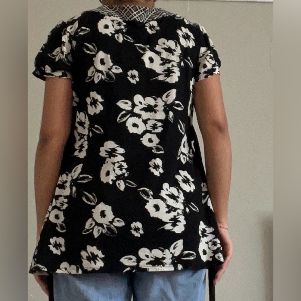 Size Medium Chic Black and White Floral Blouse With Waist Tie - Picture 2 of 9